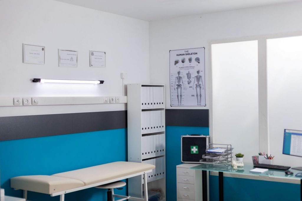 personne au bureau avec du materiel et des instruments medicaux